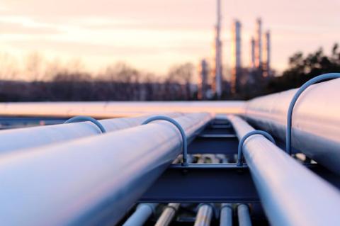 Pipeline with refinery in the background (© Shutterstock/Kodda)