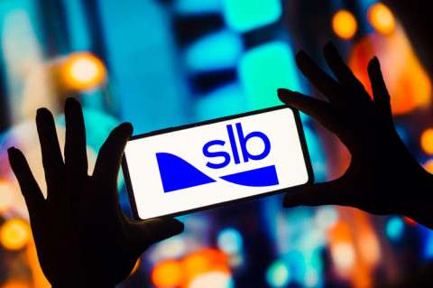 The logo of SLB on a phone screen (© Shutterstock/rafapress)