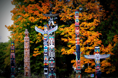 Totem poles at Stanley Park, Vancouver, Canada (© Shutterstock/poemnist)