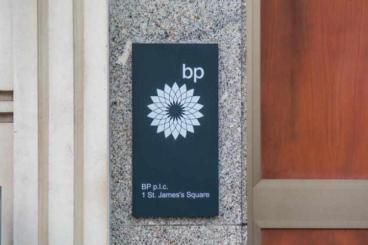 BP logo on the BP headquarter in London (© Shutterstock/Willy Barton)