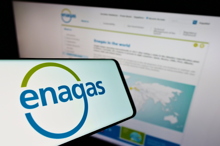 Enagas logo on a screen infront of the website (© Shutterstock/T. Schneider)