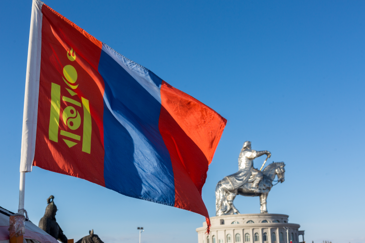 Flag of Mongolia infront of a statue of Genghis Khan (© Shutterstock/Pises Tungittipokai)
