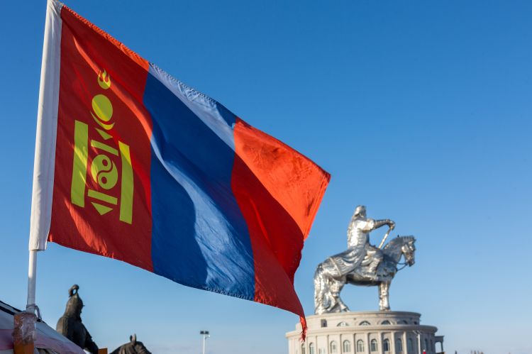 Flag of Mongolia infront of a statue of Genghis Khan (© Shutterstock/Pises Tungittipokai) 