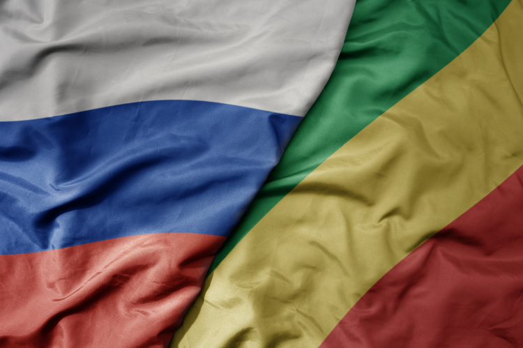 Flags of Russia and the Republic of the Congo (© Shutterstock/esfera)