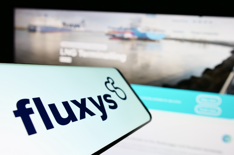 Fluxy logo on a smartphone screen infront of the website (© Shutterstock/T. Schneider) 