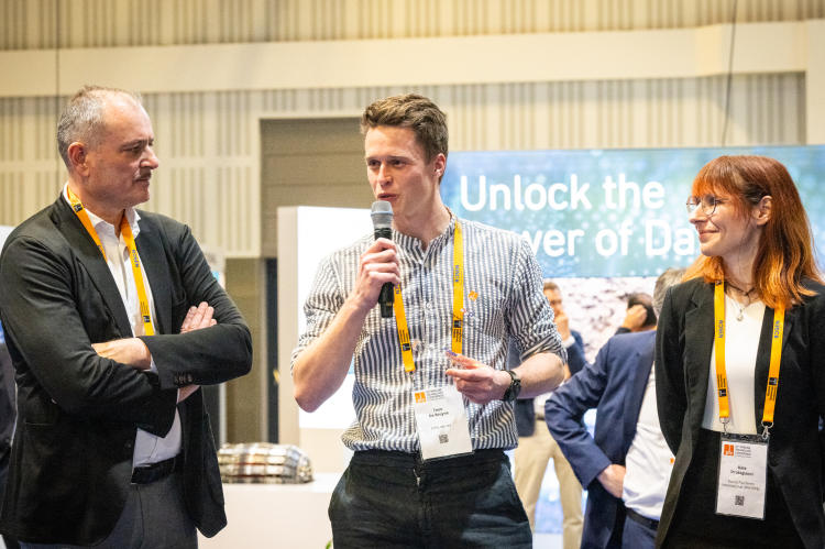 From left to right: Erik Cornelissen (representing the award sponsor ROSEN Group), Toon De Bruyne, Kate Stratogianni (© 2024 Ralph Thiele / EITEP)