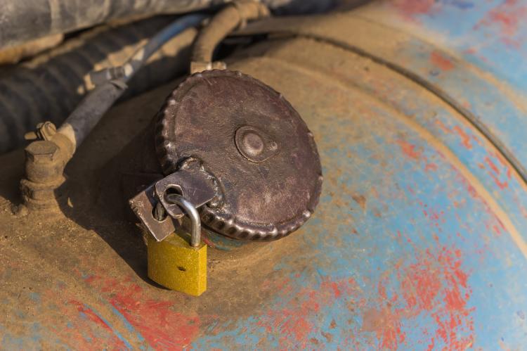 Fuel cap with a lock (© Shutterstock/serato)
