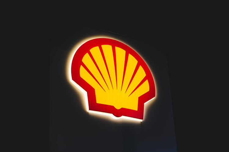 Illuminated logo of Shell (© Shutterstock/Dom J)