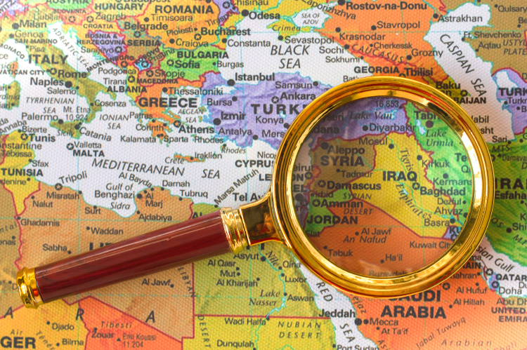 Iraq on the map under the magnifying glas (© Shutterstock/Kachor Valentyna) 