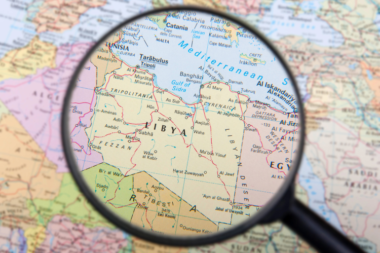 Libya on the map under the magnifier (© Shutterstock/Popartic)