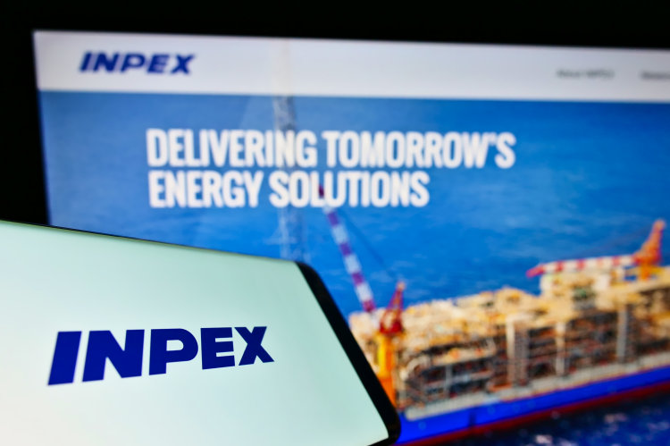 Logo of Inpex on a screen infront of the website (© Shutterstock/T. Schneider) 