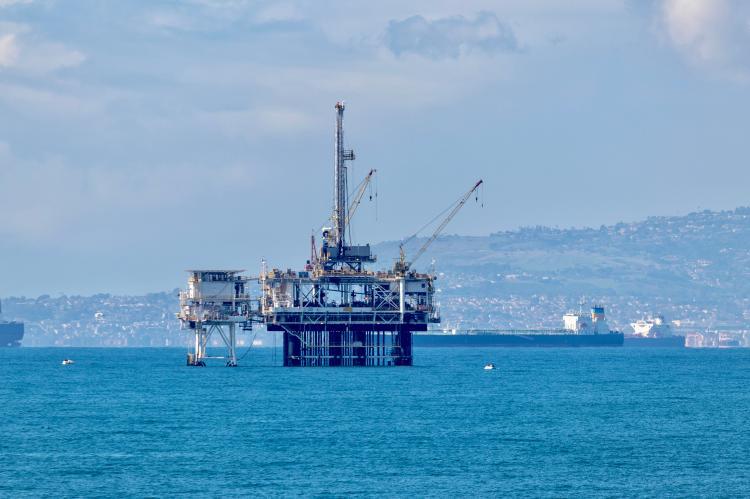 Oil rig near Huntington Beach, California (© Shutterstock/KK Stock)