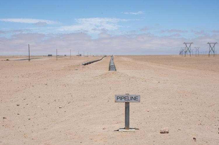 Pipeline through the desert (© Shutterstock/Mike Browne)