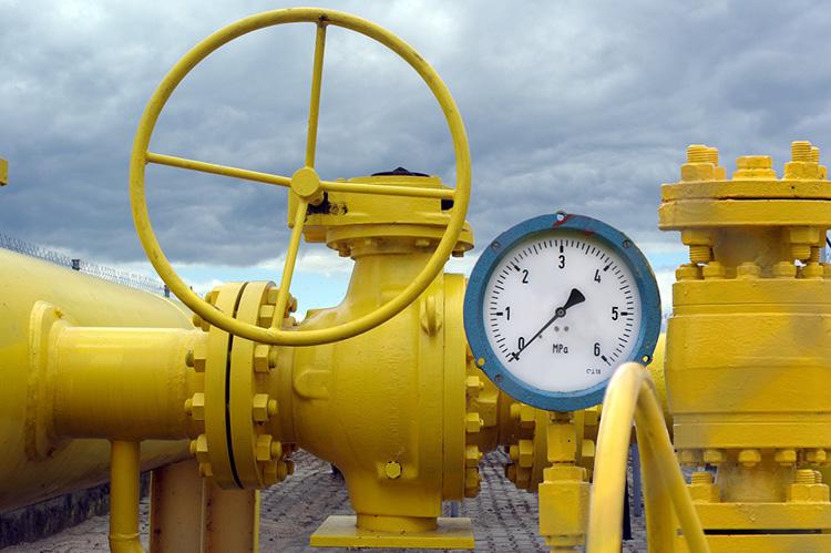 Pipeline valve with manometer (© Shutterstock/Krasowit) 