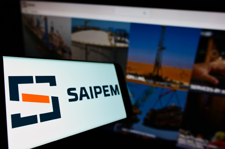 Saipem logo on a screen infront of the website (© Shutterstock/Wirestock Creators) 