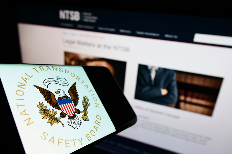 Seal of the NTSB infront of a screen with the website (© Shutterstock/T. Schneider)