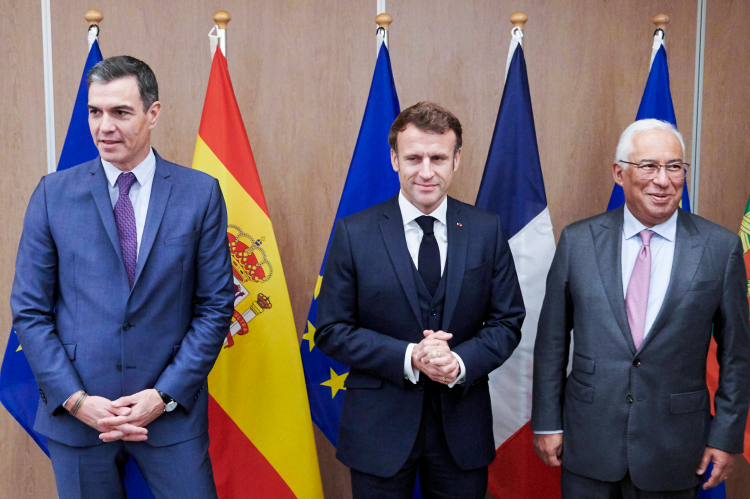 (From left) Spanish Prime Minister, Pedro Sanchez (L); French President, Manuel Macron, and Portuguese Prime Minister, Antonio Costa, pose for a photo at the beginning of their meeting in Brussels, Belgium, 20 October 2022. (© IMAGO / Agencia EFE)