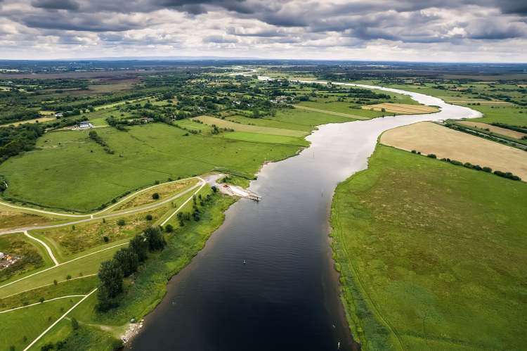 The River Shannon flowing between green meadows and farmland (© Shutterstock/mark gusev)