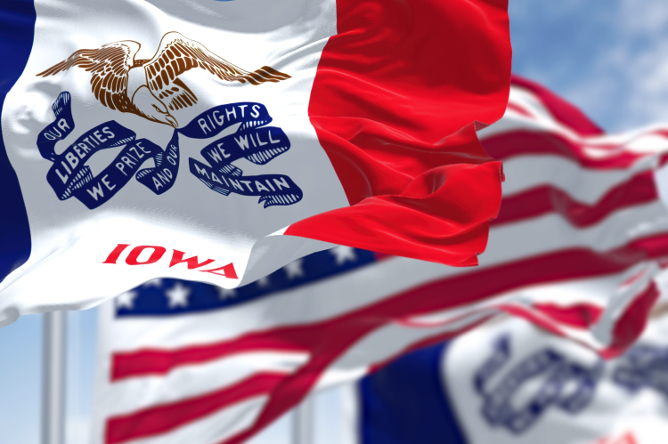 The flag of the state of Iowa infront of the US flag (© Shutterstock/rarrarorro)