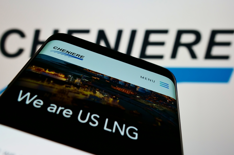 Website of Cheniere Energy on a screen infront of the company's logo (© Shutterstock/T. Schneider)