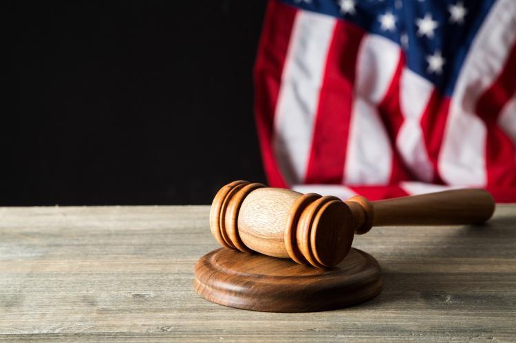 Court gavel on court desk (© Adobe Stock/BillionPhotos.com) 