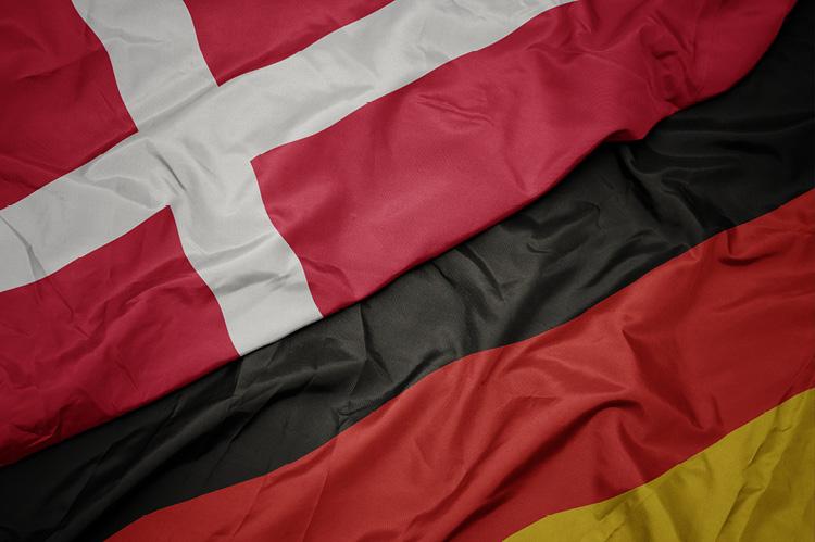 Waving flags of Denmark and Germany (© Shutterstock/esfera) 