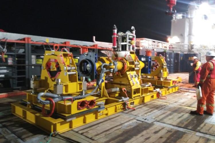 Safely repairing subsea flanges on flexible flowlines with a flexible bridging jumper structure