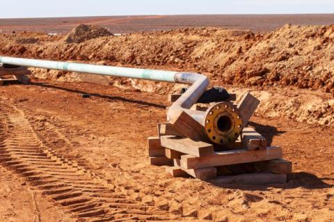 A pipeline in the Australian Outback (© Shutterstock/Anne Greenwood)