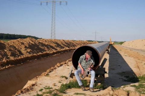 Armin Küpper playing his saxophone in a pipeline (copyright by Armin Küpper)