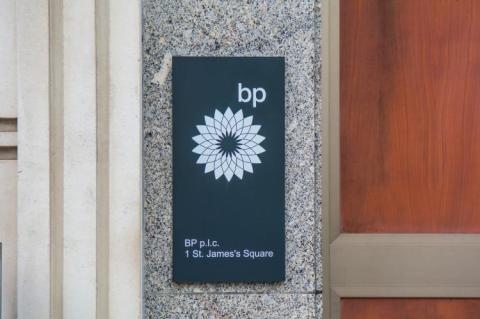 BP logo on the BP headquarter in London (© Shutterstock/Willy Barton) 