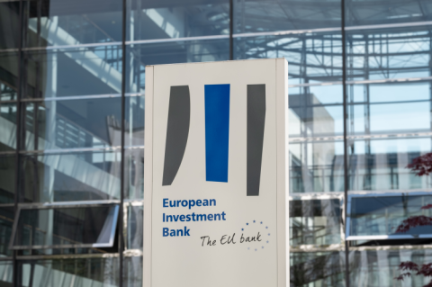 European Investment Bank - EIB sign and logo (© Shutterstock/Kent Johansson)