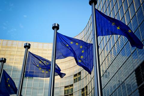 European Union flag infront of the European Commission (© Shutterstock/symbiot) 