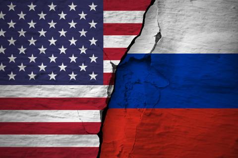 The flags of the USA and Russia on a damaged wall (© Shutterstock/Morrowind)