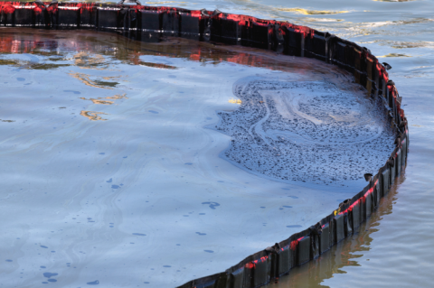 Floating barrier against oil spills (© Shutterstock/Bjoern Wylezich)