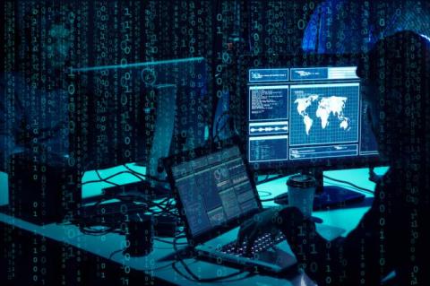 Hacker working with laptop (© Shutterstock/Maksim Shmeljov)