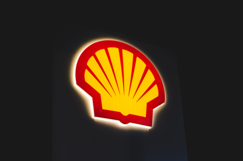 Illuminated logo of Shell (© Shutterstock/Dom J) 
