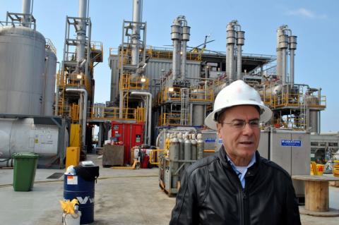 Silvan Schlomo, Israel's Energy Minister, visits a processing plant off the coast of Ashdod in March (© 2014 Moshe Binyamin/Energy and Water Ministry)