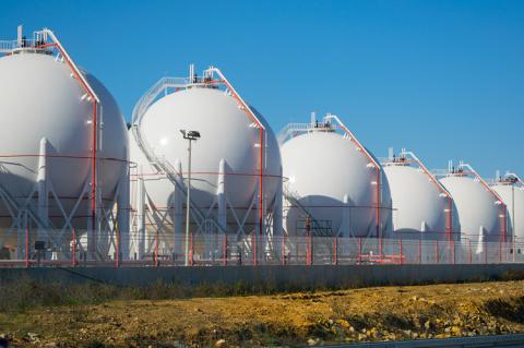 LNG storage tanks (copyright by Shutterstock/Oleksii Bilyk) 