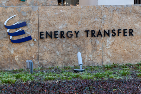 Logo of Energy Transfer infront of the HQ in Dallas, Texas (© Shutterstock/JHVEPhoto)