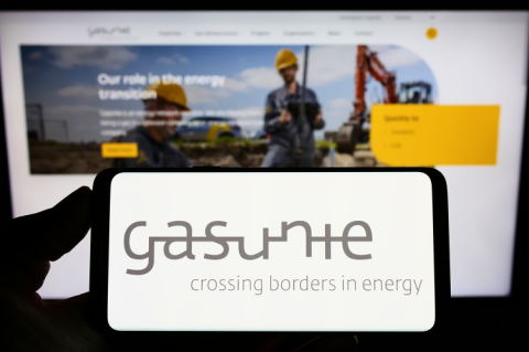 Logo of Gasunie infront of the website (© Shutterstock/T. Schneider)