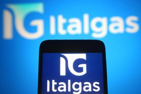 Logo of Italgas on the screen (© Shutterstock/viewimage)