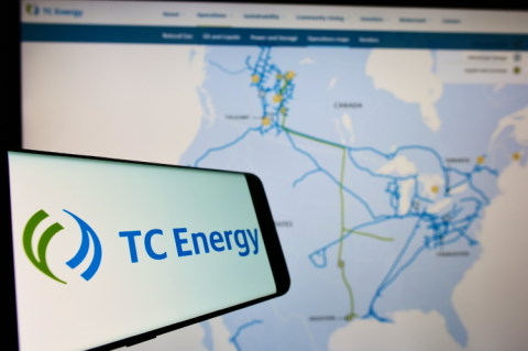 Logo of TC Energy on a screen infront of the website (© Shutterstock/Wirestock Creators) 