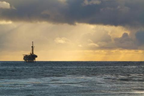Oil rig near the coast of California (copyright by Shutterstock/VDB Photos)