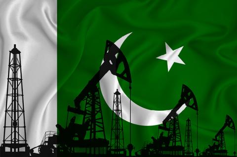 Pakistan flag with drilling platforms and oil wells (copyright by Shutterstock/Comdas)