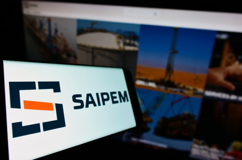 Saipem logo on a screen infront of the website (© Shutterstock/Wirestock Creators)