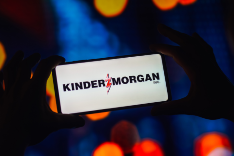 The logo of Kinder Morgan on a smartphone screen (© Shutterstock/rafapress)