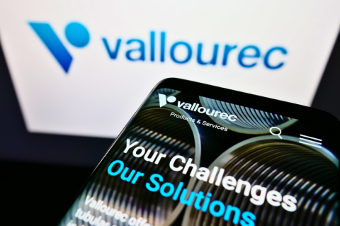 Website of Vallourec on a phone screen (© Shutterstock/T. Schneider)