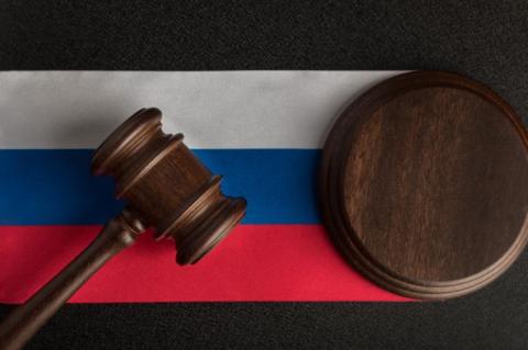 Court gavel on the Russian flag (© Shutterstock/Serhii Yevdokymov)