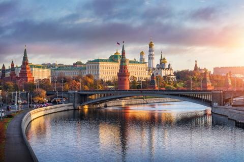 Kremlin in the morning sun (copyright by Shutterstock/Baturina Yuliya)