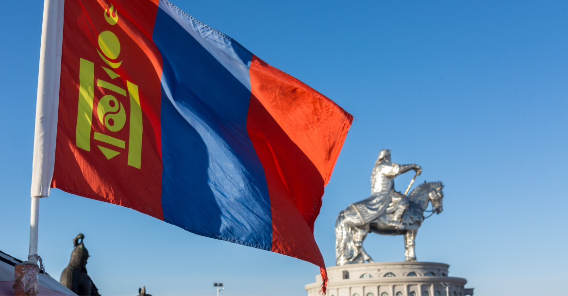 Flag of Mongolia infront of a statue of Genghis Khan (© Shutterstock/Pises Tungittipokai) 